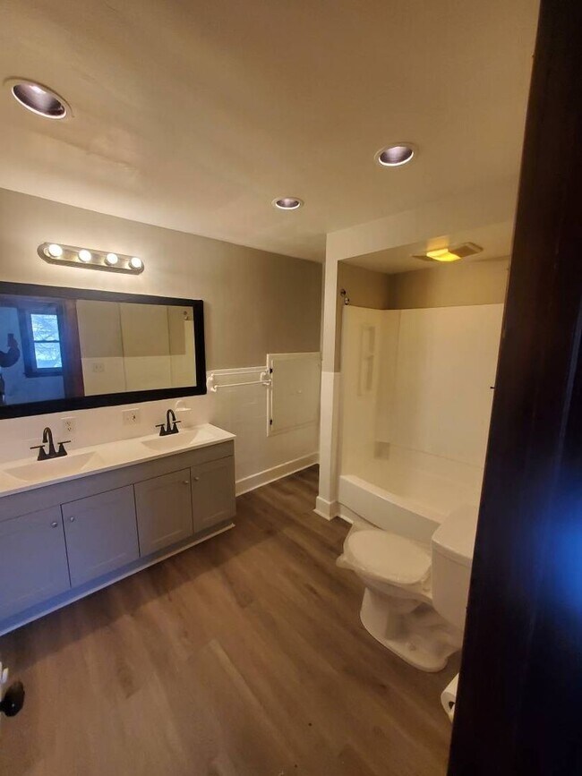 Building Photo - Charming 3-Bedroom Home Offering Comfort, Space & Modern Updates