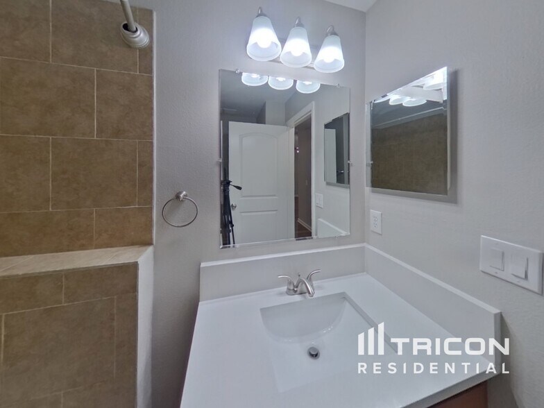 Building Photo - 2512 Meadow Oaks Loop