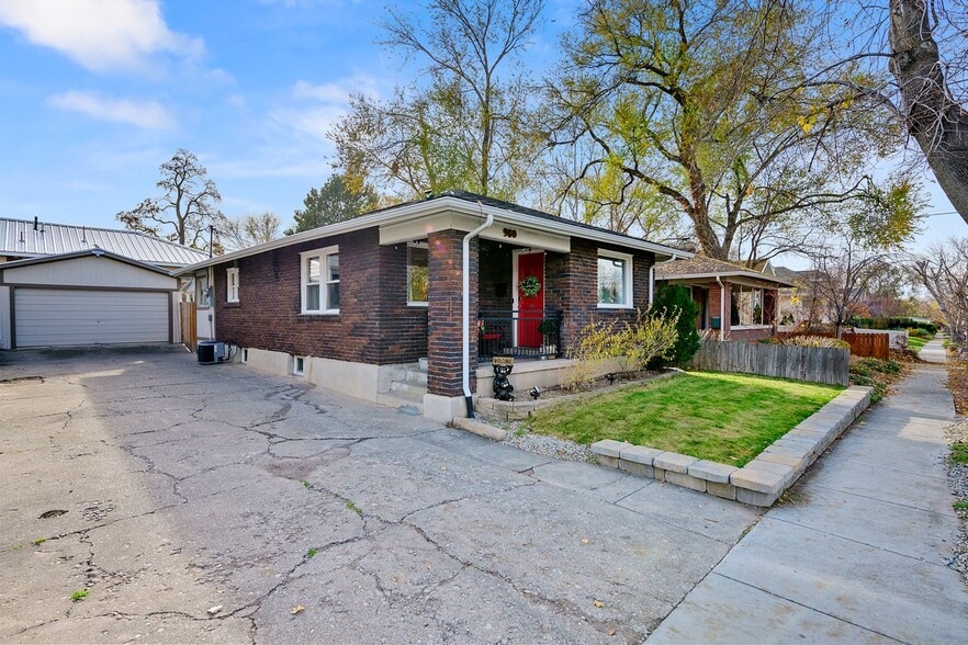 Building Photo - 980 E Bryan Ave