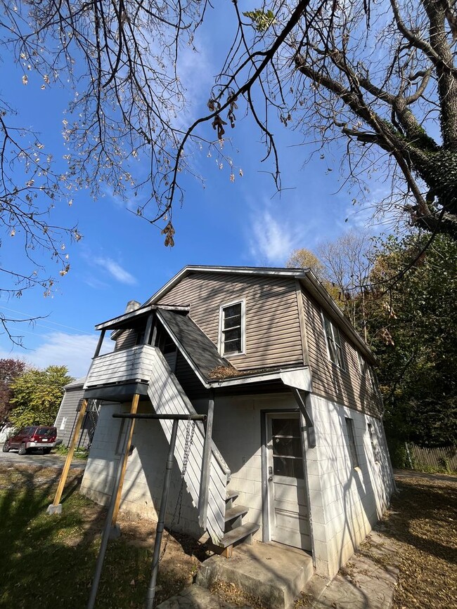 Building Photo - 4-Bedroom, 1-Bath Single Family Home