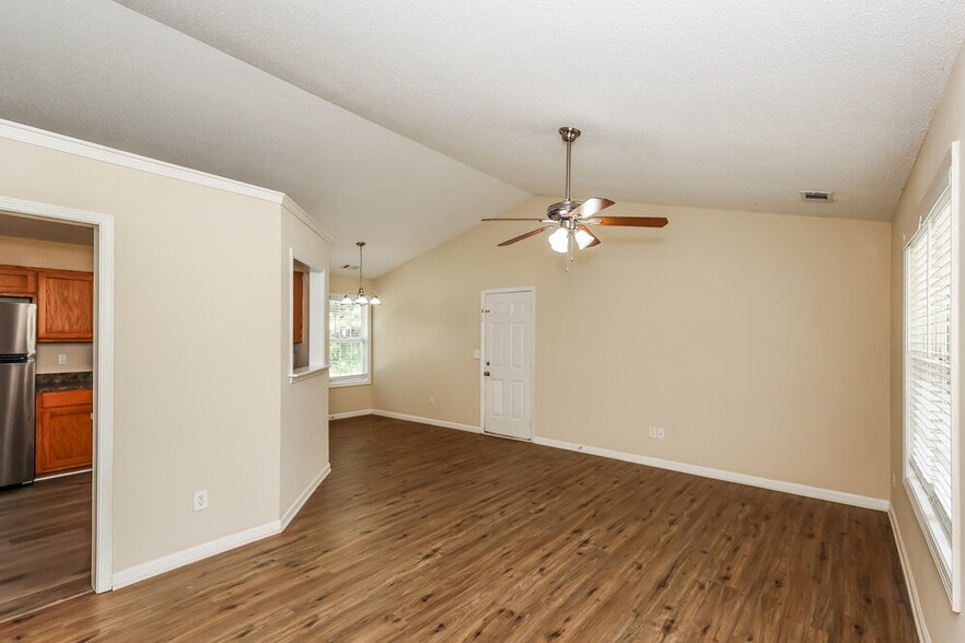 Building Photo - 43 Thorn Thicket Way