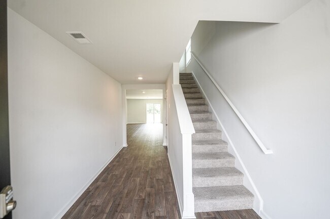 Building Photo - AVAILABLE NOW!