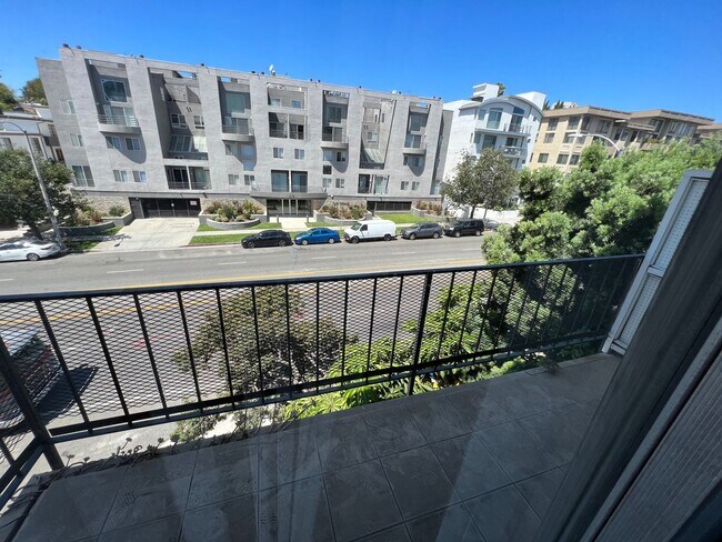 Building Photo - b1622