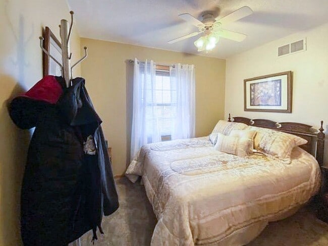 Building Photo - Sublease - 3 Bedroom Duplex Available Nove...