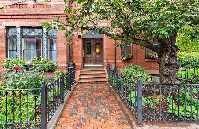 Building Photo - 231 W Newton St