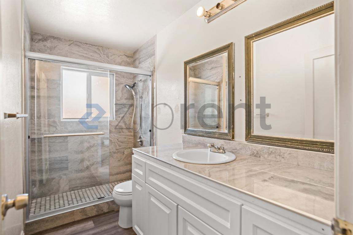 Building Photo - Unit