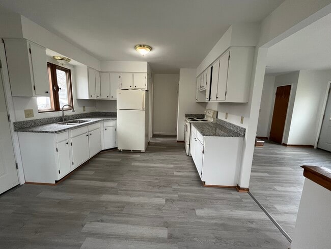 Building Photo - 430 Ironton St NE