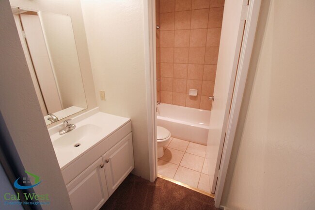 Building Photo - $2595 - 2 Bedroom, 2 Bath Upstairs Condo i...