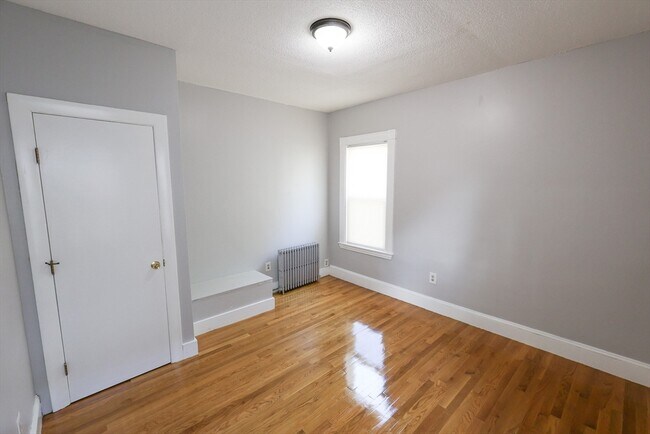 Building Photo - 129 Draper St