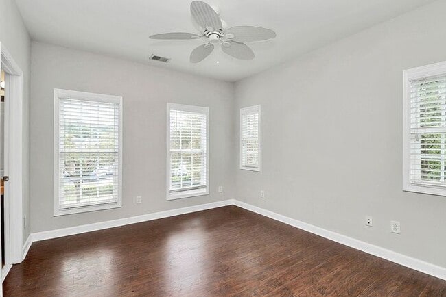 Building Photo - Beautiful End Unit 3BD/2.5BA Townhome in t...