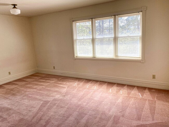 Building Photo - Second Floor Quiet Studio in Edgemont
