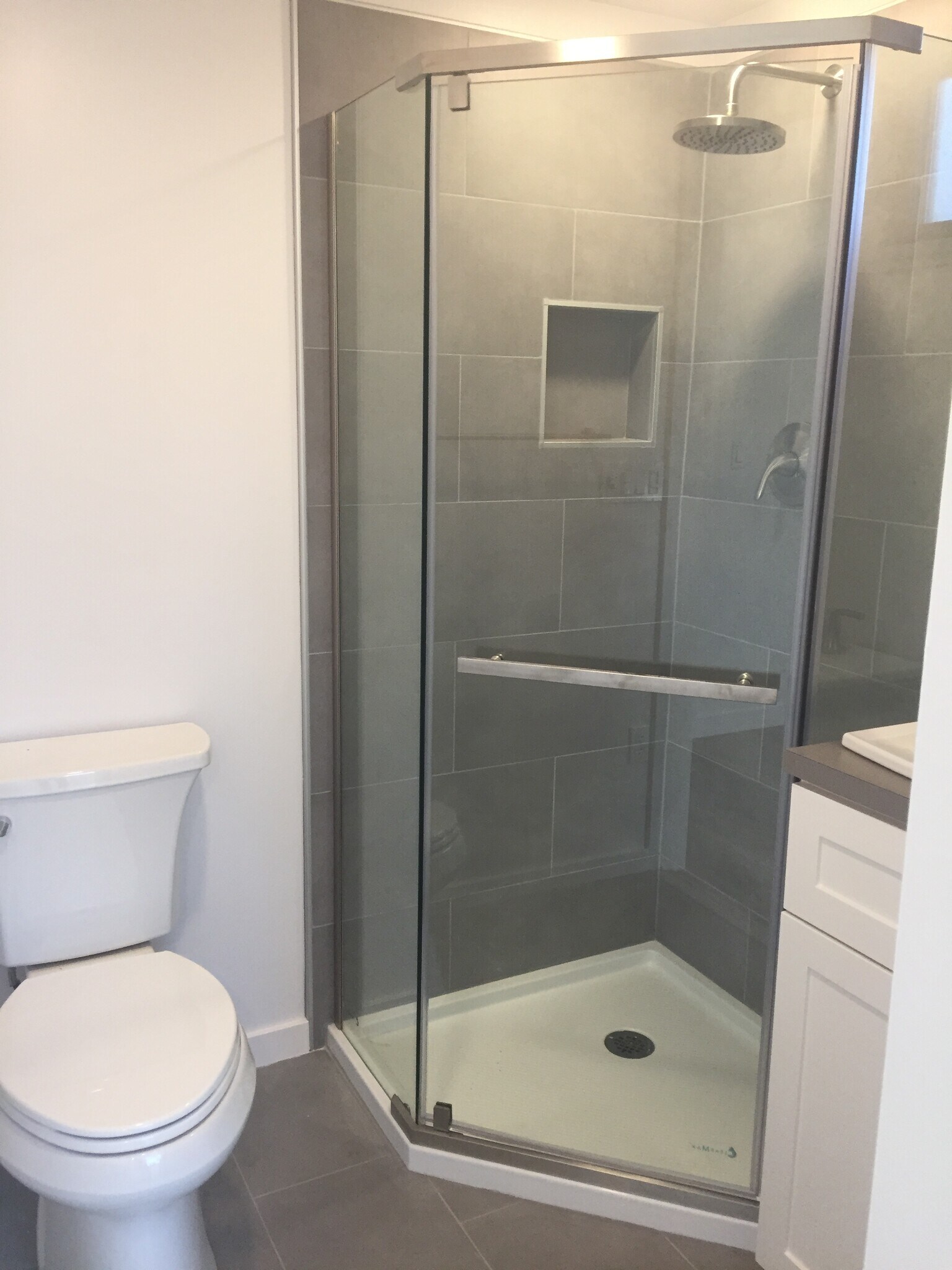 shower - 1052 8th Ave