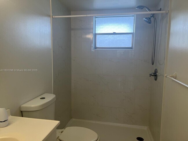 Building Photo - 950 Hillcrest Dr