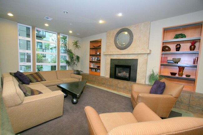 Building Photo - Stylish NW Contemporary 2 Bed, 2 Bath Cond...