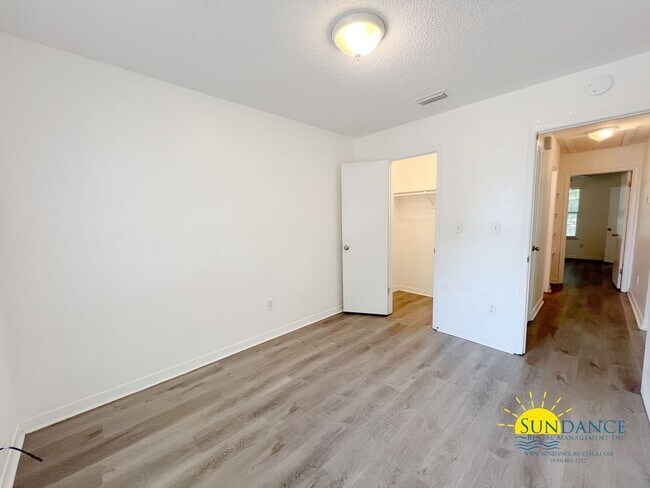 Building Photo - Inviting 2 Bedroom Duplex in Crestview!