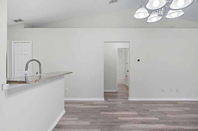 Building Photo - Popular Palm Harbor location