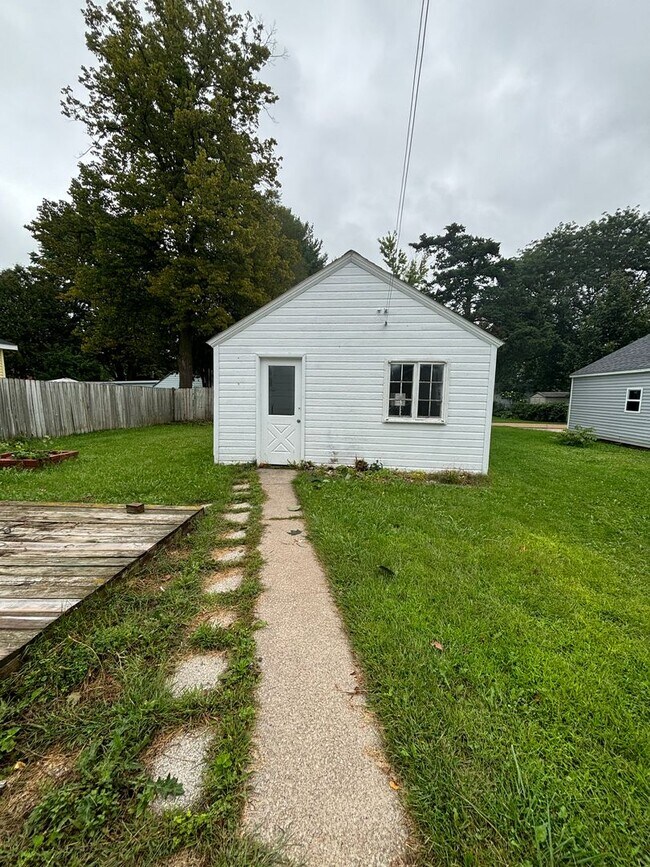 Building Photo - Charming 2 Bedroom 1 Bath Single Family Ho...