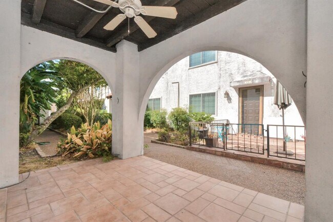 Building Photo - 2744 Briarhurst Dr