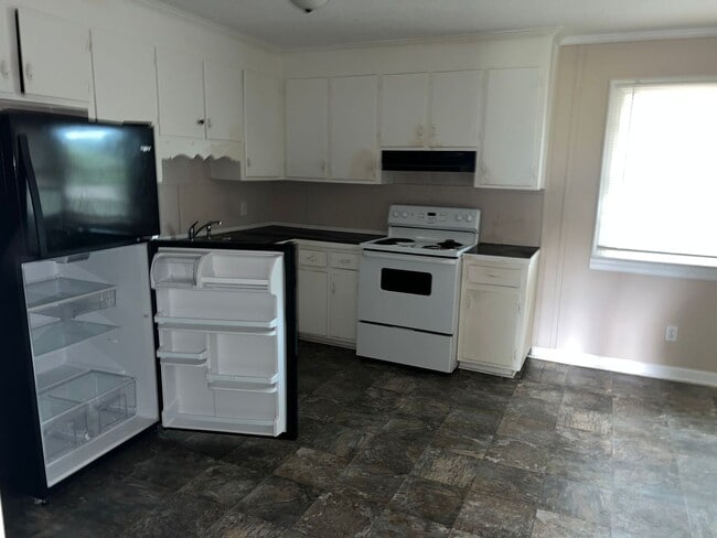 Building Photo - 4 Bedroom Brick House - Vouchers Accepted