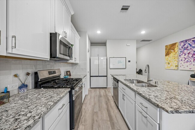 Building Photo - 27827 Western Crk Ct