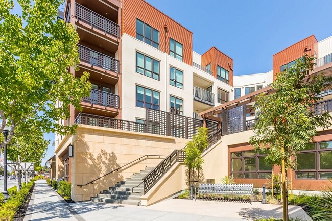 Building Photo - 300 W Washington Ave