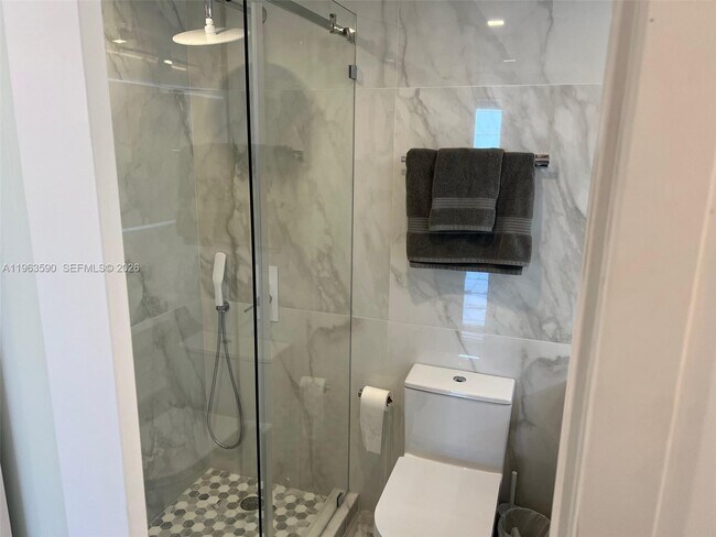 Building Photo - 100 Lincoln Rd