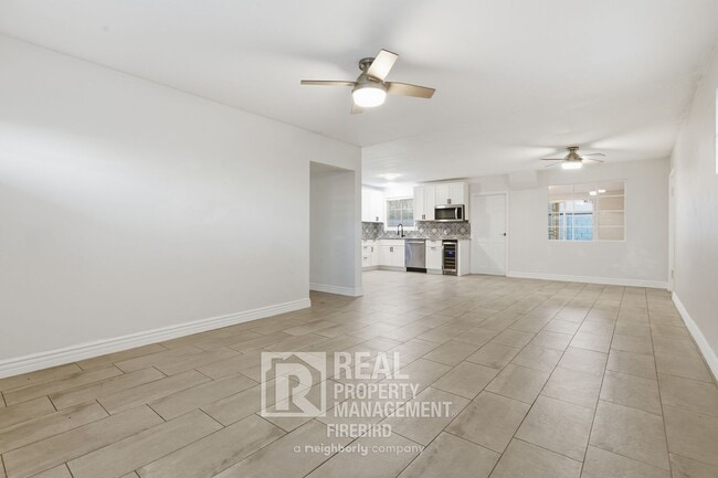 Building Photo - 1901 N 48th Pl