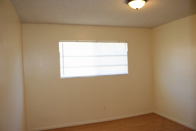 Building Photo - 700 Knotts St