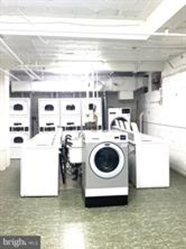 Building Photo - Lovely Studio Apartment In Historic Buildi...