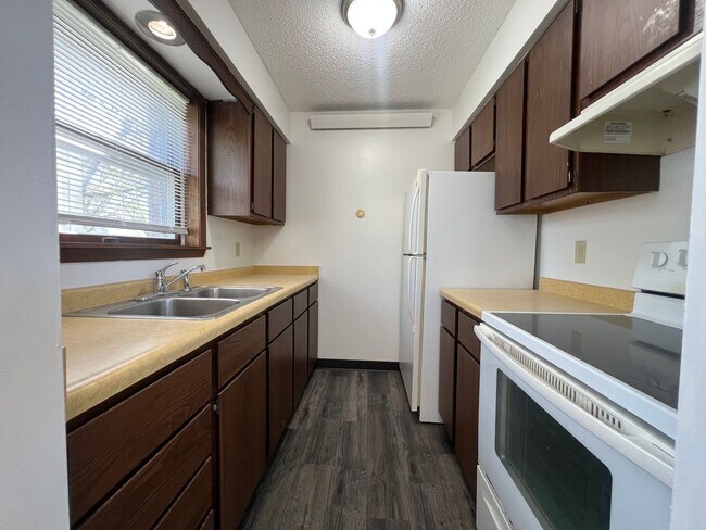 Building Photo - 1 bed 1 bath apartment with LVP flooring