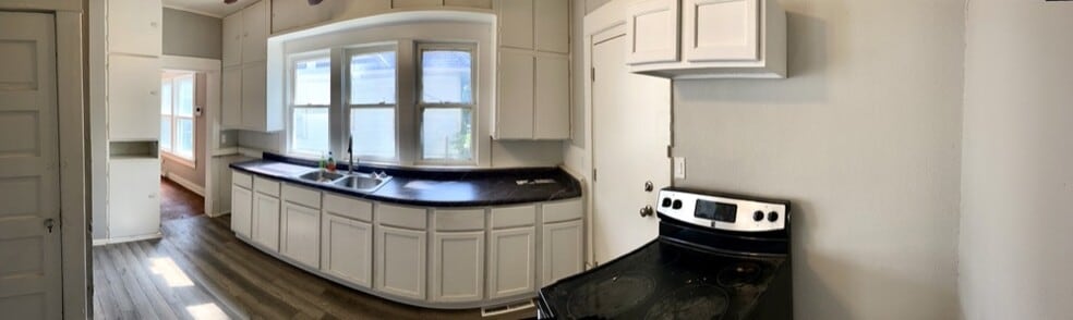 Building Photo - 2505 E 2nd St N