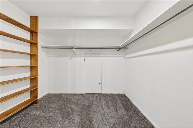 Building Photo - 5025 Romford Dr