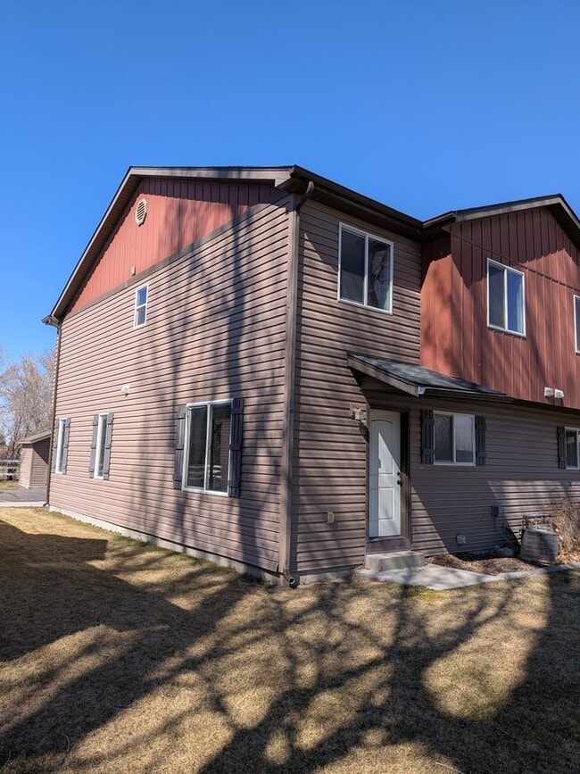 Building Photo - 3 bed 1.5 bath IMMACULATE END-UNIT Townhome in the Meadows