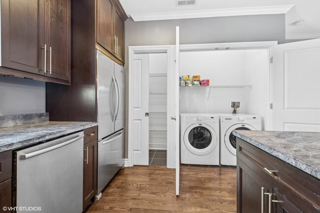 Building Photo - 927 W Agatite Ave