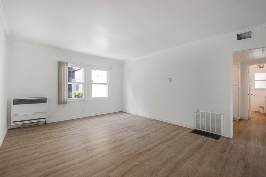 Building Photo - 8808 Belford Ave