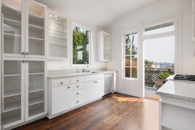 Building Photo - 2109 Bush St