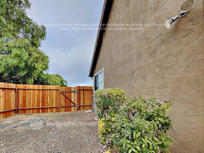 Building Photo - 120 Persimmon Dr