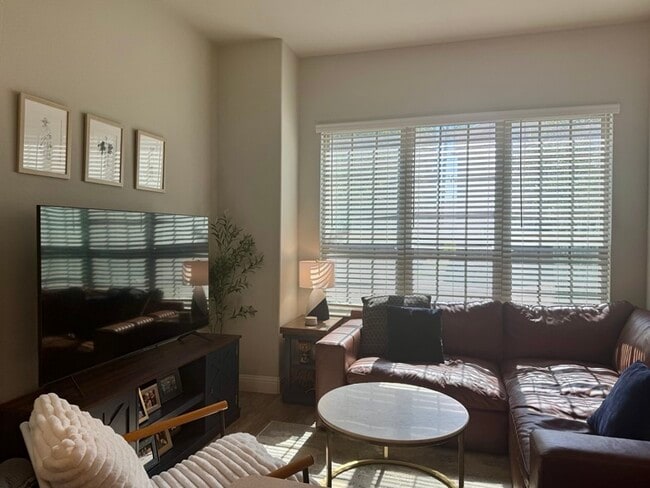 Building Photo - 2208 Zenith Ave