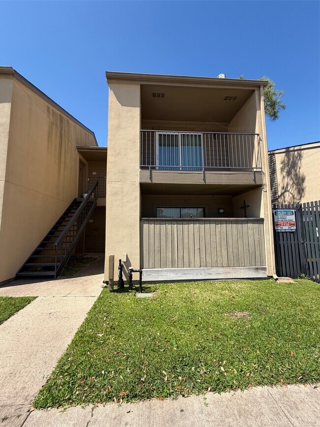 Building Photo - 3300 Pebblebrook Dr