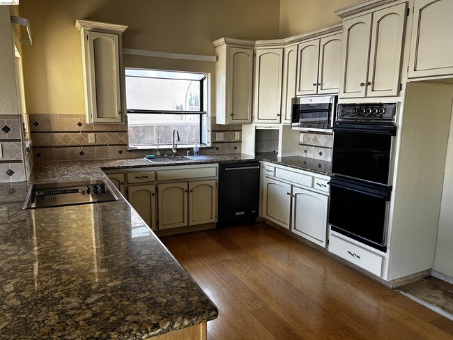 Building Photo - 5593 Drakes Dr