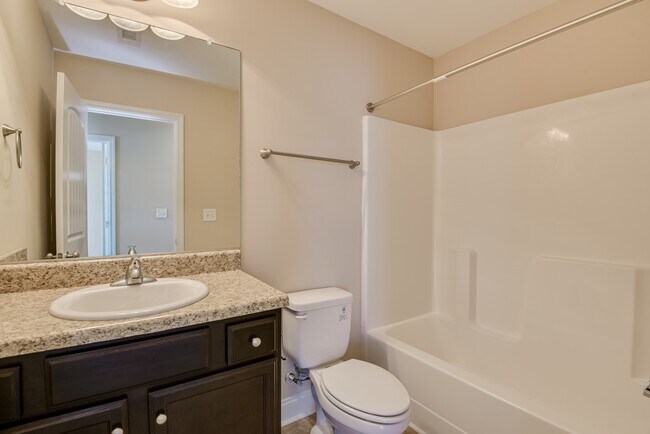 Building Photo - 926 Linsmore Ave