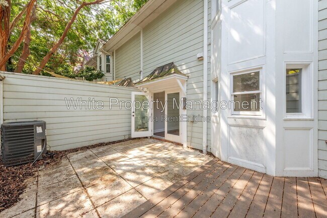Building Photo - 437 Clarkson Green St