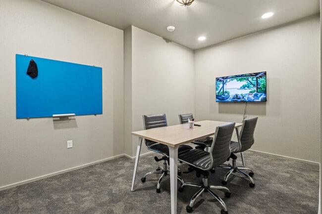 Building Photo - 596 W 9th St