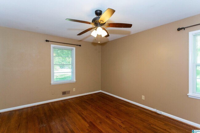 Building Photo - 2050 Pinehurst Dr