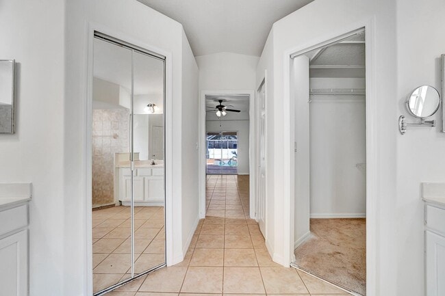 Building Photo - 513 SE Cliff Rd