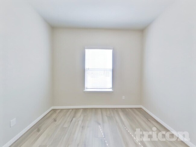 Building Photo - 13551 Paxton Blvd