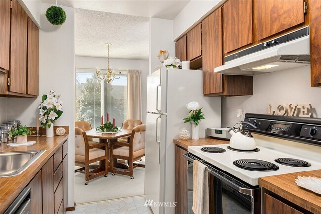 Building Photo - 2 bedroom condo with Washer/Dryer