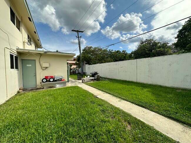 Building Photo - 4731 NE 21st Ter