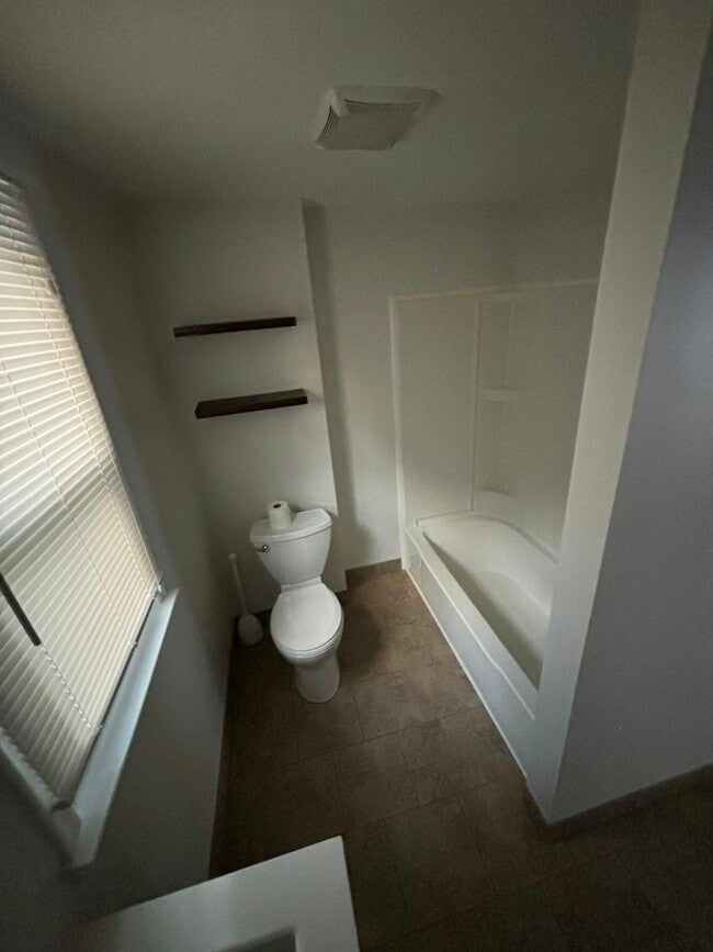 Building Photo - 23311 Lakewood St