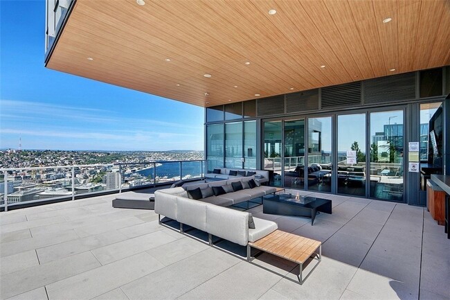 Building Photo - Bright and Modern World-Class Condo